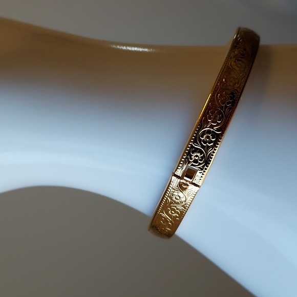 Avon Engraved Goldtone Bangle 1997 - Picture 4 of 8